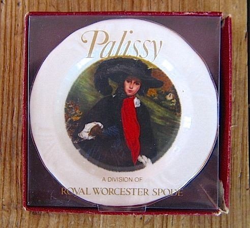 Palissy Royal Worcester Spode porcelain Petit Plate in original box