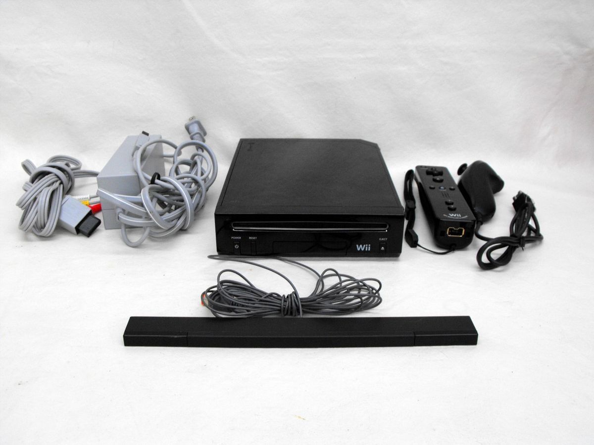 Black Nintendo Wii Game System Console RVL 101 w Accessories 