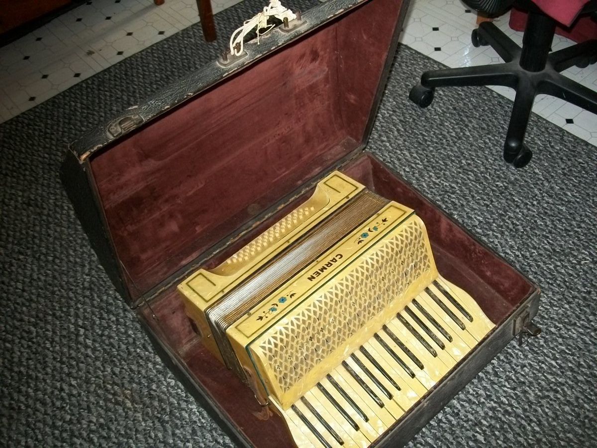 Used piano accordion with case; chord buttons work but keyboard does 