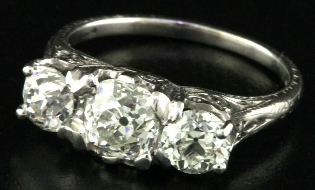 ANTIQUE PLATINUM VS 2 15CT DIAMOND THREE STONE COCKTAIL RING