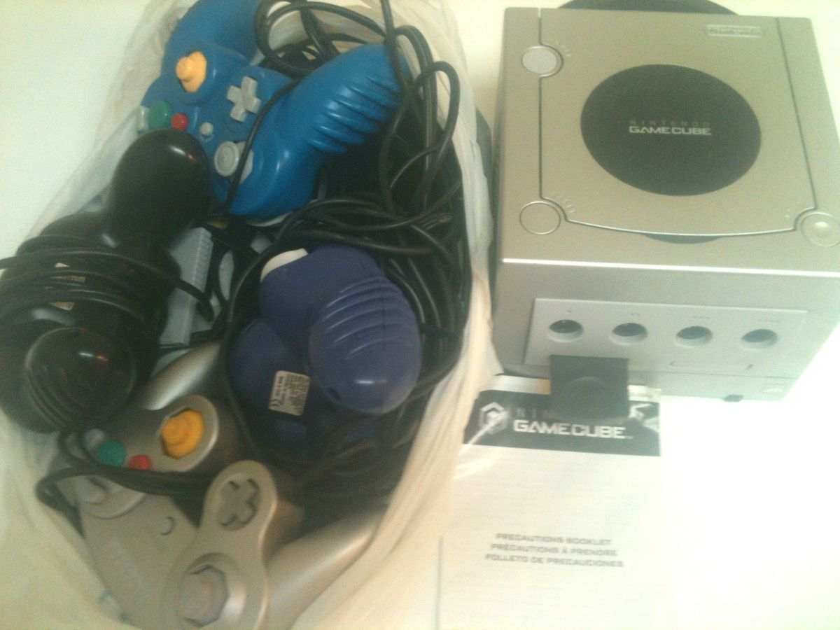 Nintendo DOL 101(USA) GameCube w/4 controllers