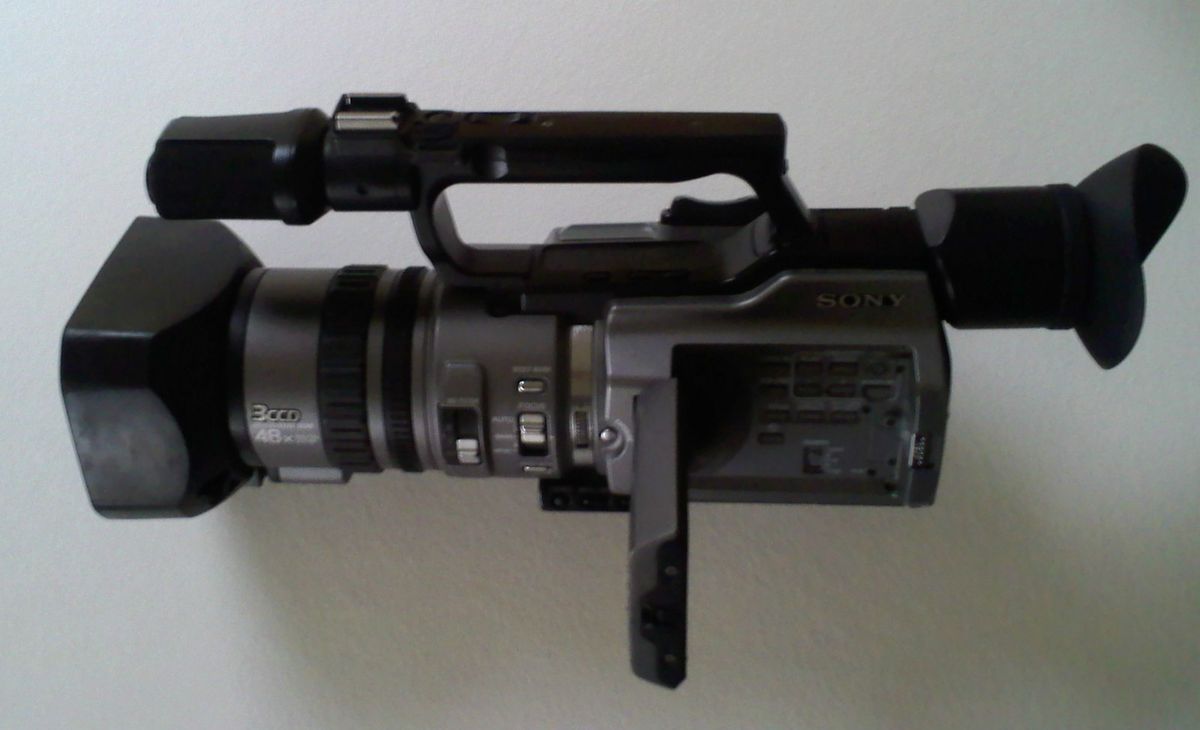 Sony Handycam DCR VX2100 Camcorder