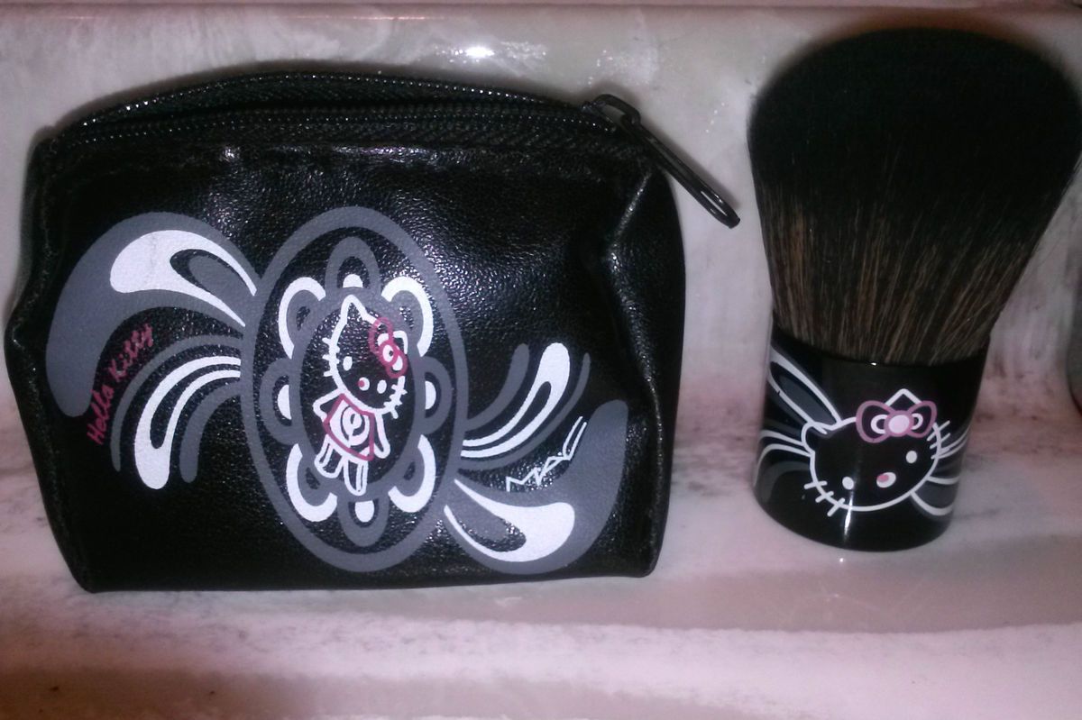 M A C Hello Kitty Brush with Bag
