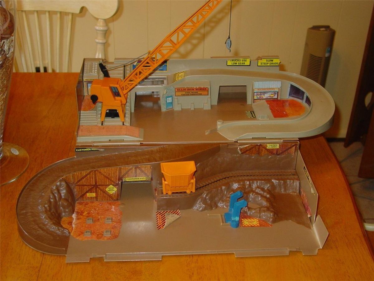 Vintage 1979 Hot Wheels Sto and Go Construction Site Playset Foldaway